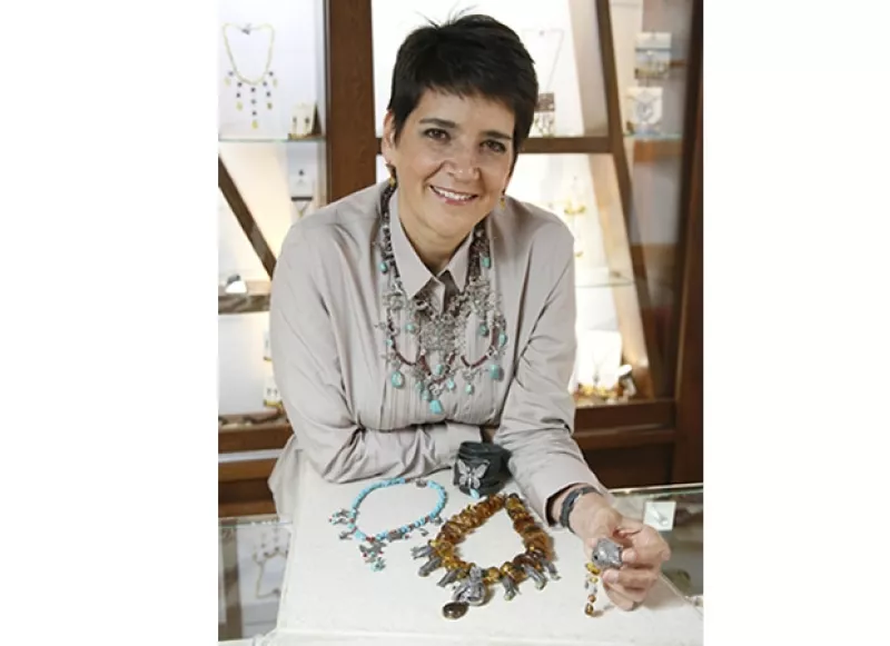 La diseñadora tapatía confecciona&nbsp;piezas barrocas que evocan el amor por la vida y la cultura mexicana.