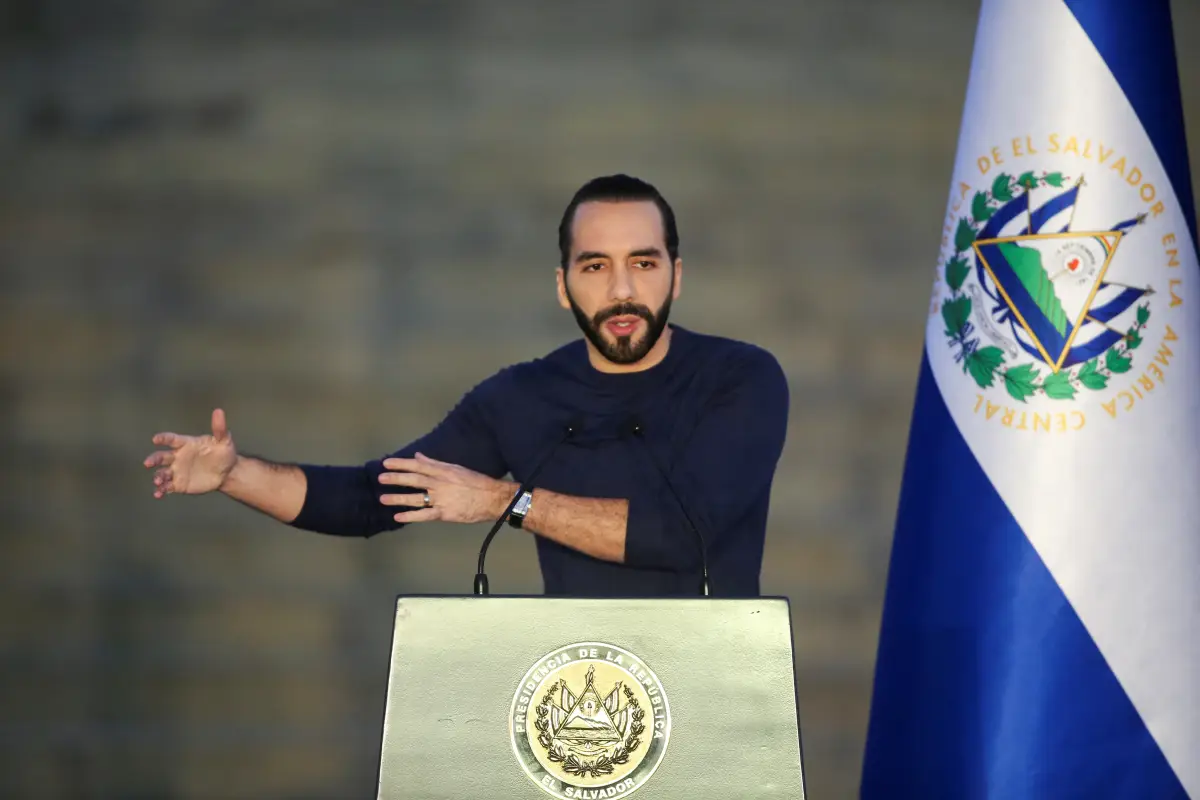 El presidente de El Salvador, Nayib Bukele, habla durante la inauguración de la planta farmacéutica de Vijosa en Santa Tecla, El Salvador, el 20 de noviembre de 2023.