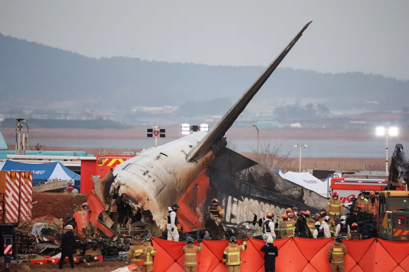Los trabajadores de rescate participan en una operación de rescate en el lugar donde un avión se estrelló después de salir de la pista en el Aeropuerto Internacional de Muan, en Muan, Corea del Sur, el 29 de diciembre de 2024.