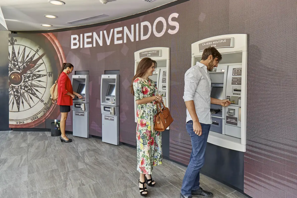 Personas retiran dinero en cajeros de Banorte