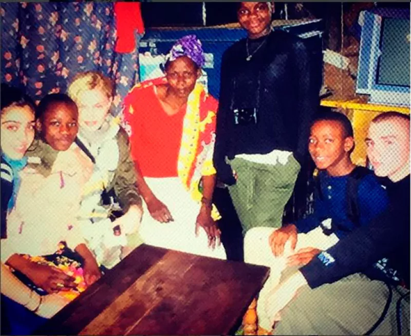 La artista compartió con sus seguidores varias imágenes de su actual viaje a un suburbio de Kenia, donde colabora en varios proyectos solidarios