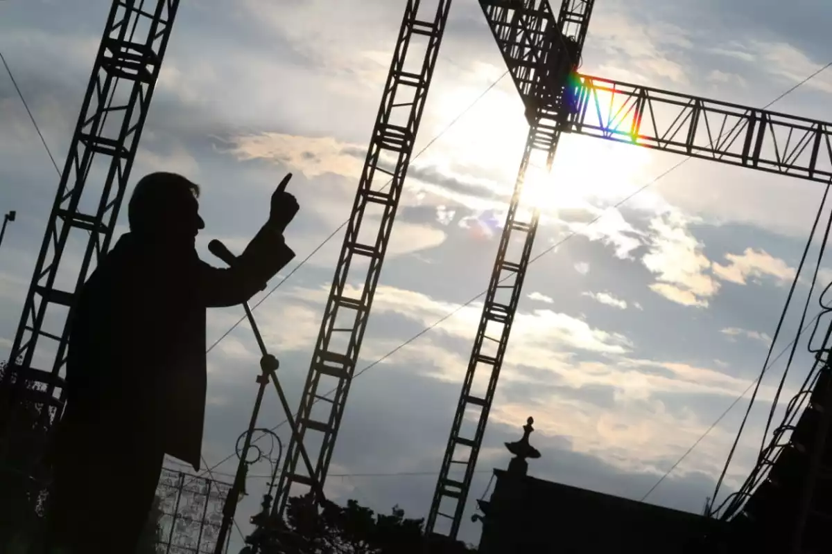 AMLO en Toluca dijo que los maestros deberán elegir si quieren que les pague el gobierno federal de manera directa o los estados toman de nuevo la nómina.