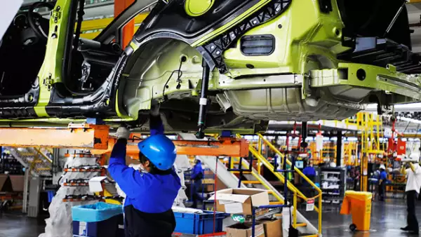La planta cuenta con plataformas ergon�micas ajustables en el �rea de ensamble.