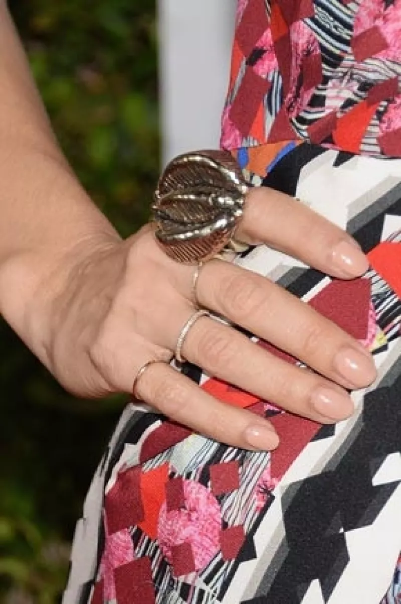 La veracruzana desfiló ayer por la alfombra roja lucieron un vestido estampado, el cual combinó perfectamente con maquillaje sencillo y un anillo que llamó la atención por su tamaño.