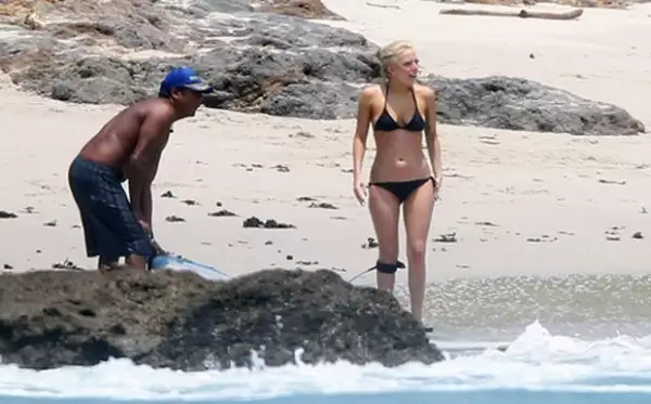 La cantante puso atención a lo que sus maestros de surf le recomendaban.