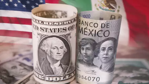 El peso se acerca a la barrera psicológica de los 19 por dólar
