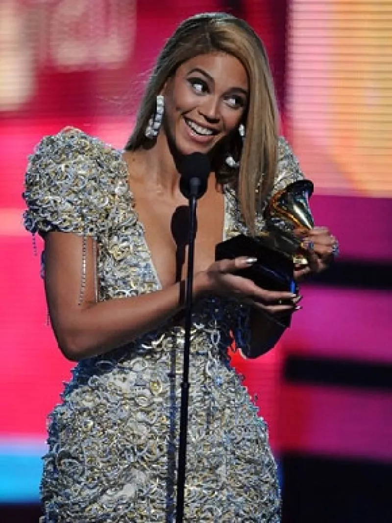 La cantante impuso récord como la mujer que más premios Grammy ha ganado en una sola noche al alzarse con seis estatuillas.