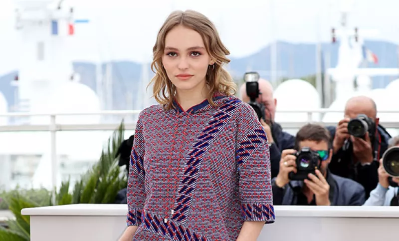 La joven modelo y actriz se dejó ver en las calles de Hollywood con una preocupante delgadez que podría ser el primer síntoma de un desorden alimenticio. ¿Ya viste las fotos?