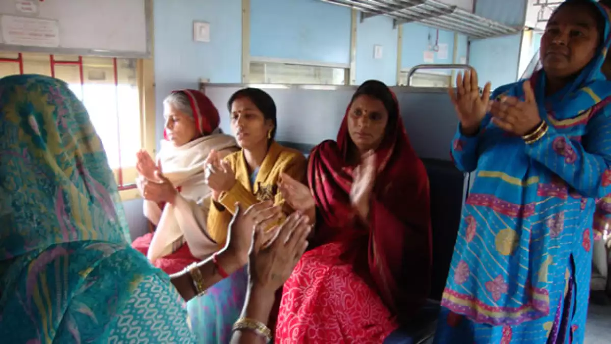 Mujeres hindúes cantan y viajan en un tren