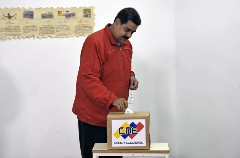 El presidente venezolano Nicolás Maduro estió su voto en Caracas, el 6 de diciembre de 2015 durante las elecciones legislativas.