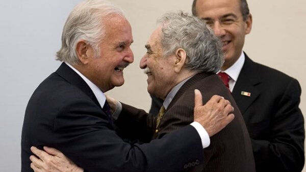 Carlos Fuentes abrazó al premio Nobel y escritor colombiano, Gabriel García Márquez durante su homenaje nacional en 2008.