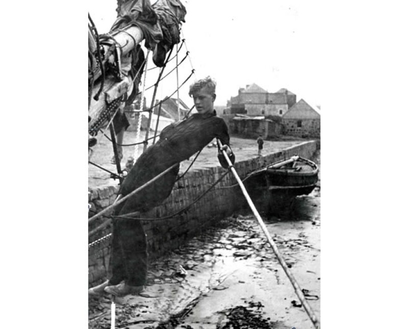 En 1939 se integró a la Marina británica.