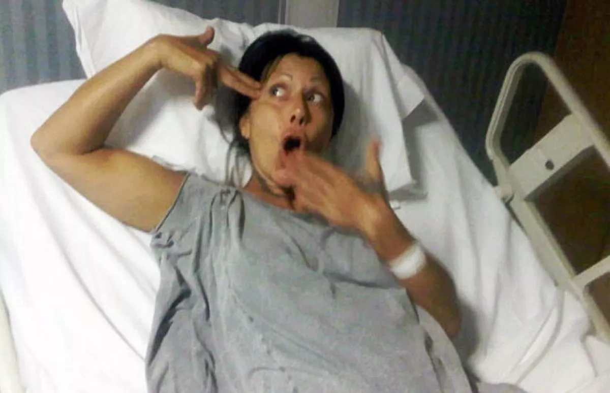 La cantante informó que la operación se debía a un desgaste en su cadera y bromeó sobre el supuesto balazo que recibió.