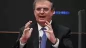 Marcelo Ebrard durante llegada a la Reunión Plenaria de Morena en la antigua sede del Senado.