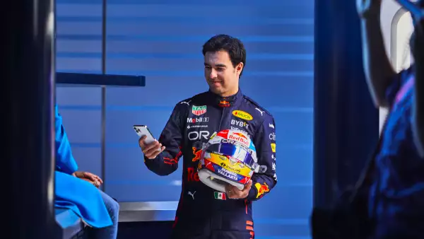 El piloto mexicano de F1, Sergio “Checo” Pérez, se unen en una campaña para que los mexicanos activen su Modo Checo.