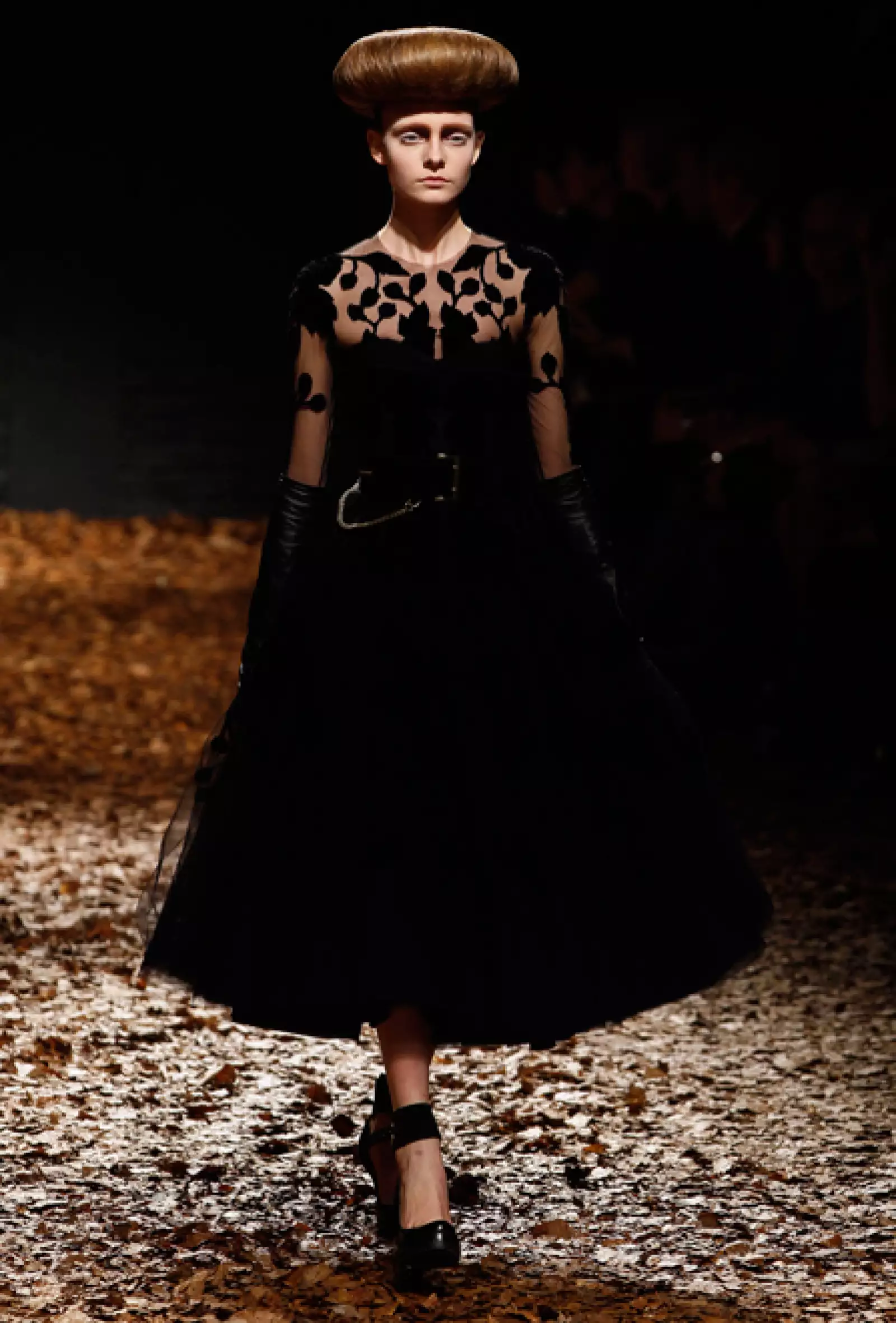 Por su parte Alexander McQueen mostró una colección de estilo femenino con aires dramáticos.