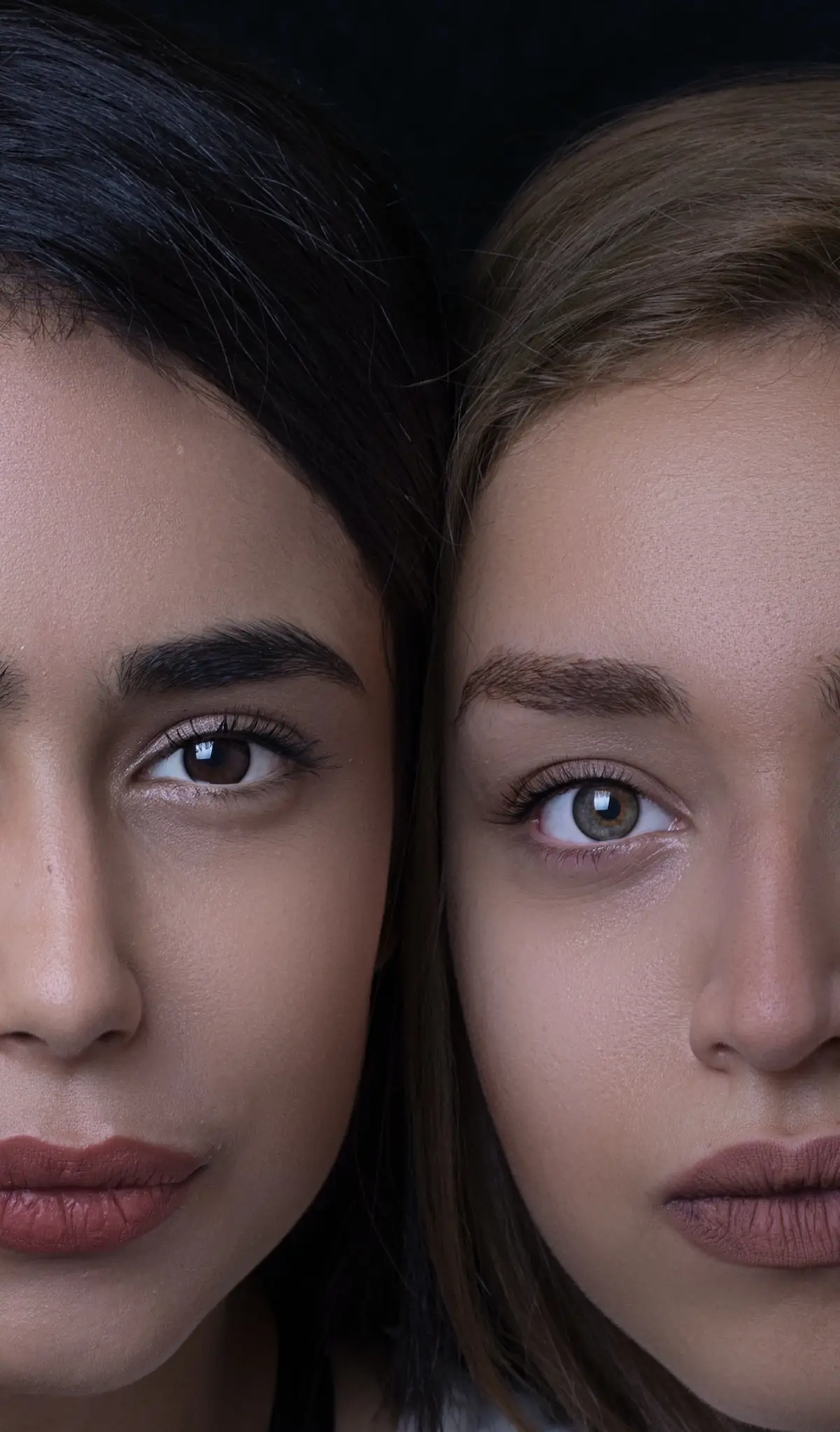 Dos mujeres juntas maquilladas