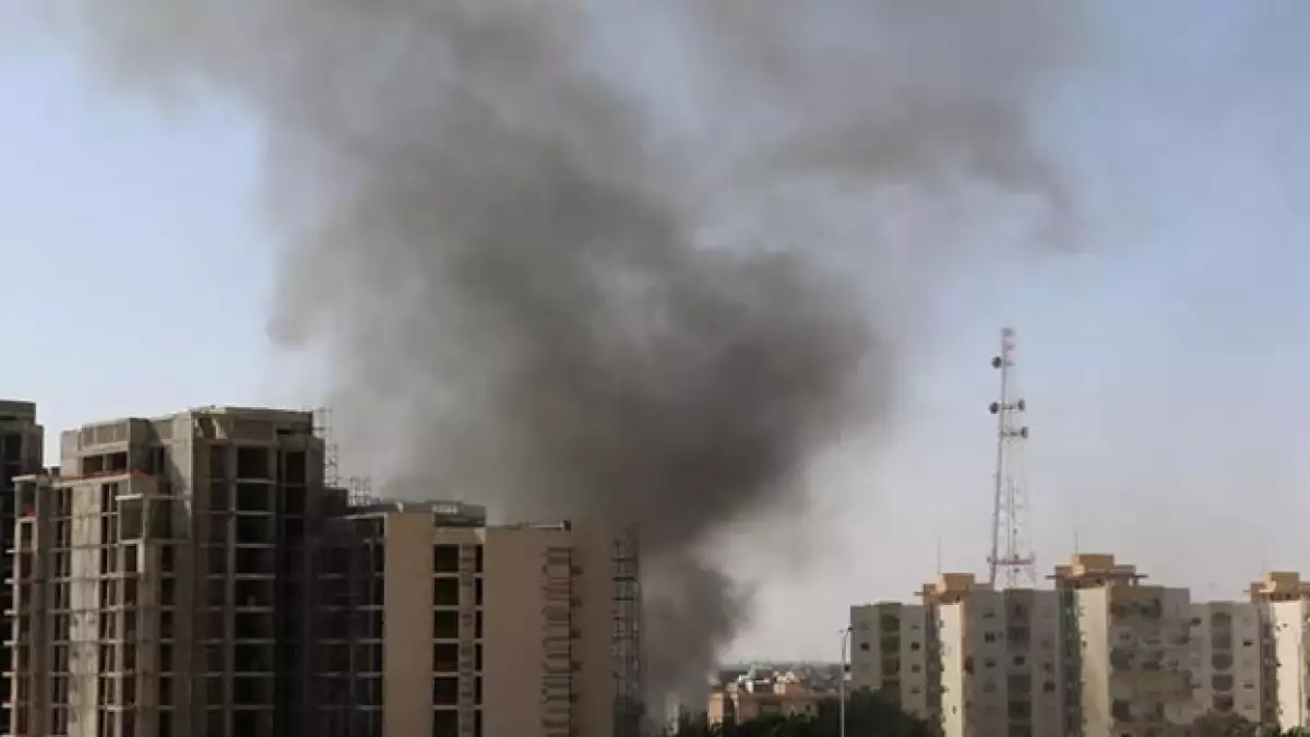 Humo negro se eleva sobre el Aeropuerto Internacional de Trípoli este domingo, consecuencia de enfrentamientos entre milicias rivales