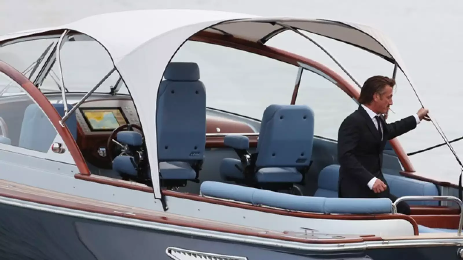 sean penn llega en bote a cannes