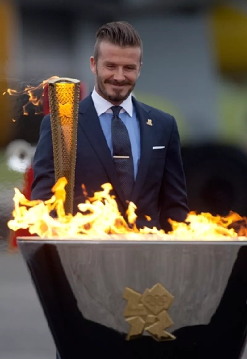 El ex capitán de la selección inglesa y astro del Galaxy de Los Ángeles fue protagonista a la llegada de la llama de las Olimpiadas al Reino Unido; quiere estar en la cancha en Londres 2012.