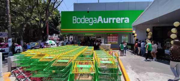 La tienda de Bodega Aurrerá en la Calle de Bolivar en la colonia Obrera es la primera en abrir sus puertas hace 65 años.