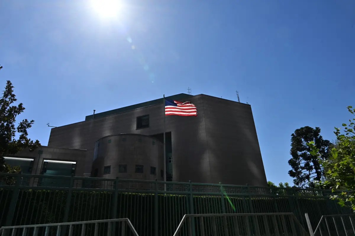 Una bandera de los Estados Unidos ondea en la Embajada de los Estados Unidos en Santiago el 23 de febrero de 2026. El gobierno estadounidense anunció el 23 de febrero de 2026, la revocación de las visas de tres funcionarios chilenos, a quienes no identificó, por actividades que "socavaron la seguridad regional", una acusación que Chile niega.