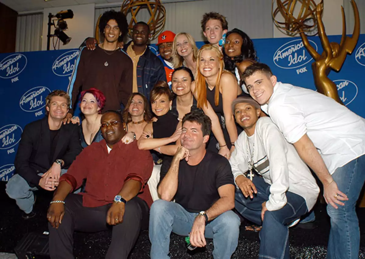 El cantante participó en la segunda temporada de American Idol. Aquí aparece con el resto de los finalistas.