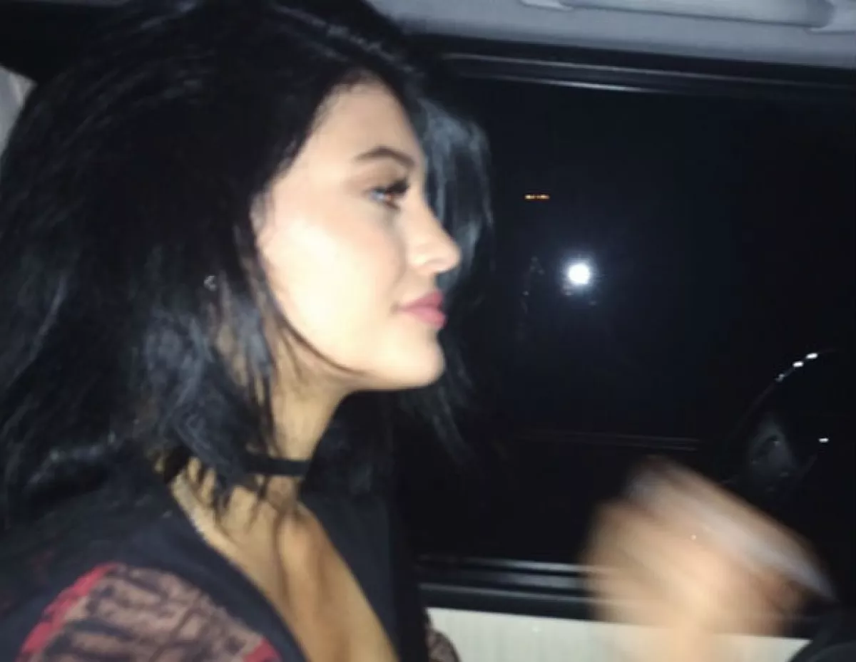 Kylie volvió a tiñarse el pelo a su tradicional color negro.