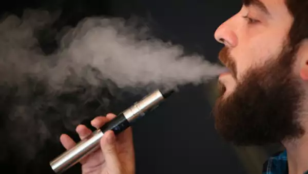 Los cigarrillos electrónicos son finos tubos de metal reutilizables que contienen líquidos con nicotina y sabores exóticos. (Foto: Getty Images)