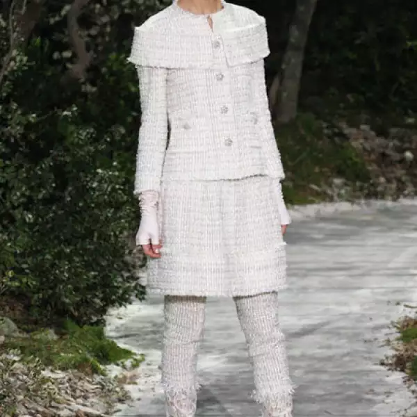 Karl Lagerfeld para Chanel retomó elementos clásicos de la casa como el tweed para crear femeninos conjuntos.