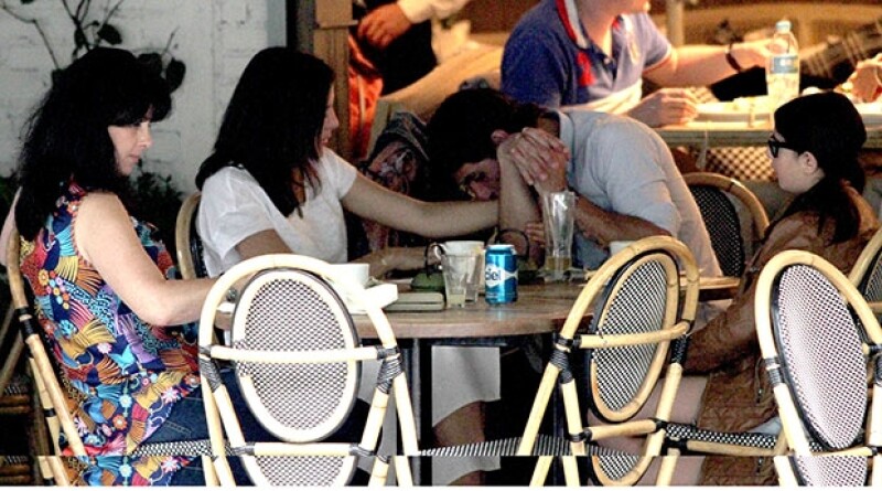 En un momento, Alberto tomó el brazo de su futura esposa y lo beso con ternura.