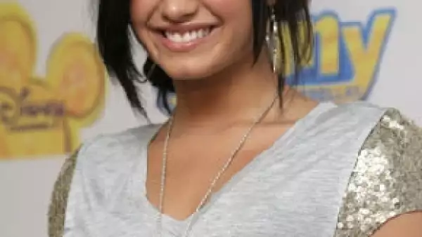 La actriz y cantante ingresó en un centro de tratamiento para lidiar con sus desórdenes alimenticios y cortadas auto-infligidas.