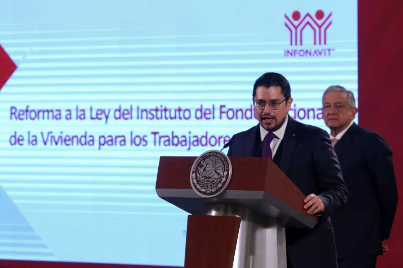 Carlos Martínez Veláquqez y Andrés Manuel López Obrador durante la presentación de reforma al Infonavit