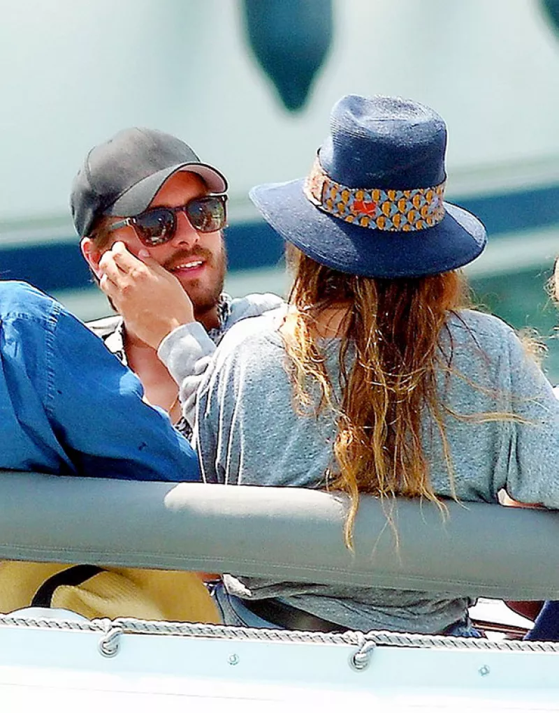 Mientras Kourtney celebró el 4 de julio con sus hijos, Saint-Tropez ha sido el lugar ideal para captar a Scott por demás cariñoso con la fashion stylist Chloe Bartoli.