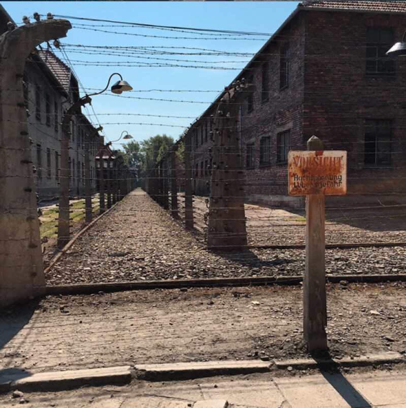 La actriz compartió con sus seguidores esta imagen del campo de concentración nazi de Auschwitz-Birkenau.