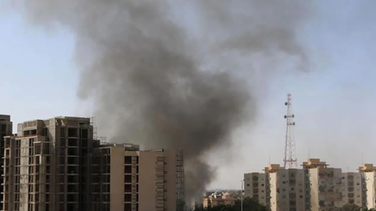 Humo negro se eleva sobre el Aeropuerto Internacional de Trípoli este domingo, consecuencia de enfrentamientos entre milicias rivales