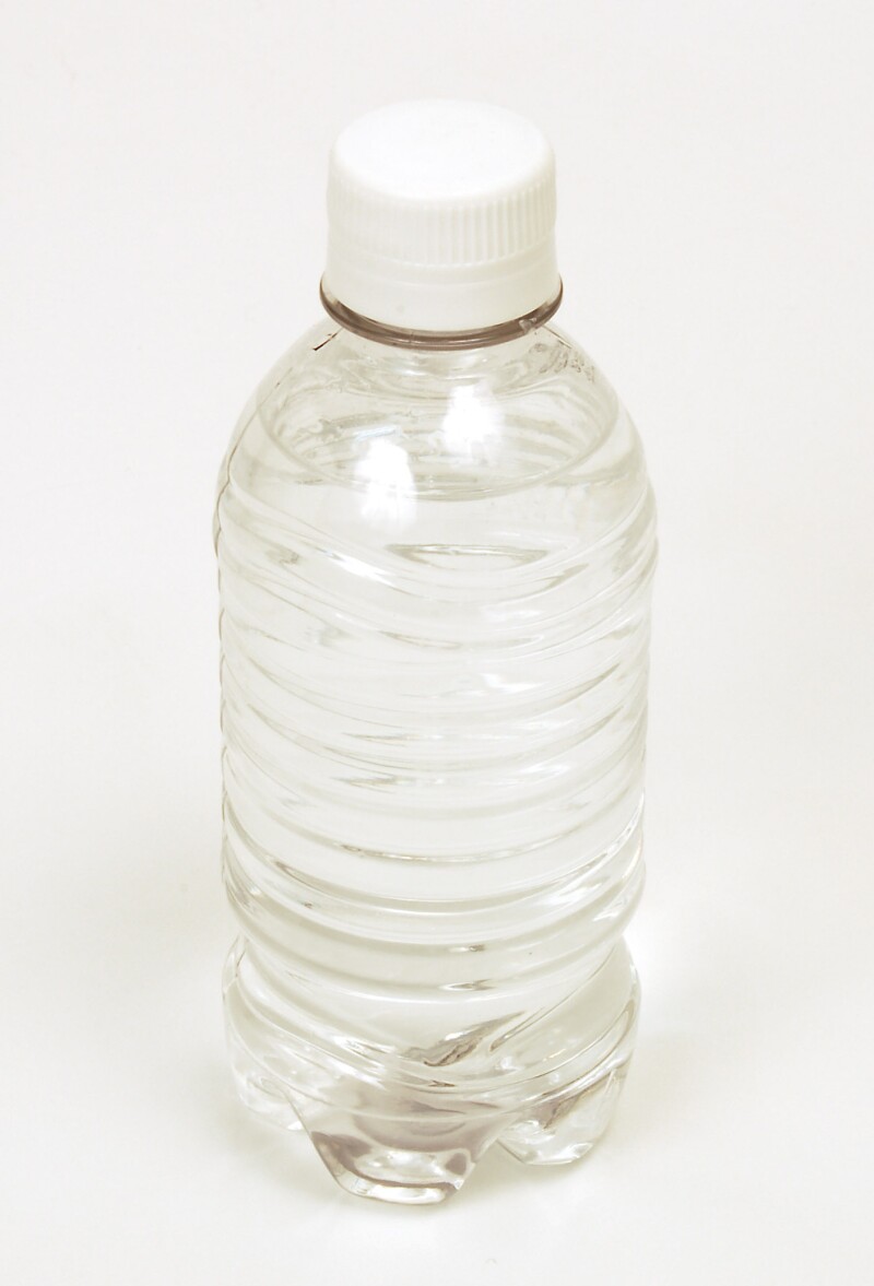 BOTELLA RECICLADA. La resina de pet reciclado se utiliza para fabricar nuevas botellas y envases grado alimenticio