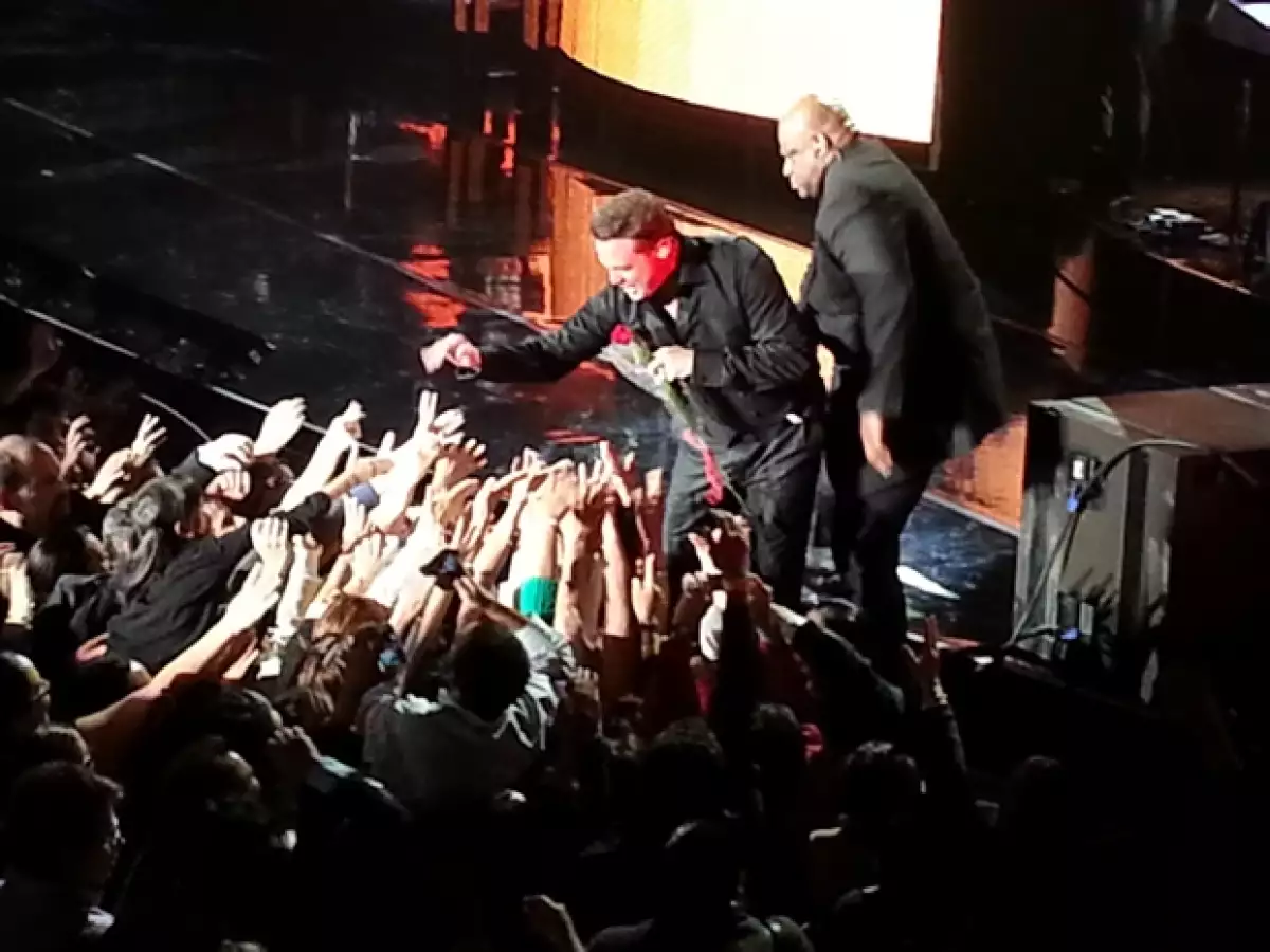 El cantante se acercó al filo del escenario en muchas ocasiones.