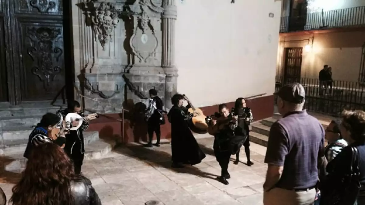 Fotos de las callejoneadas, la vitrina y Descubriendo a Shakespeare