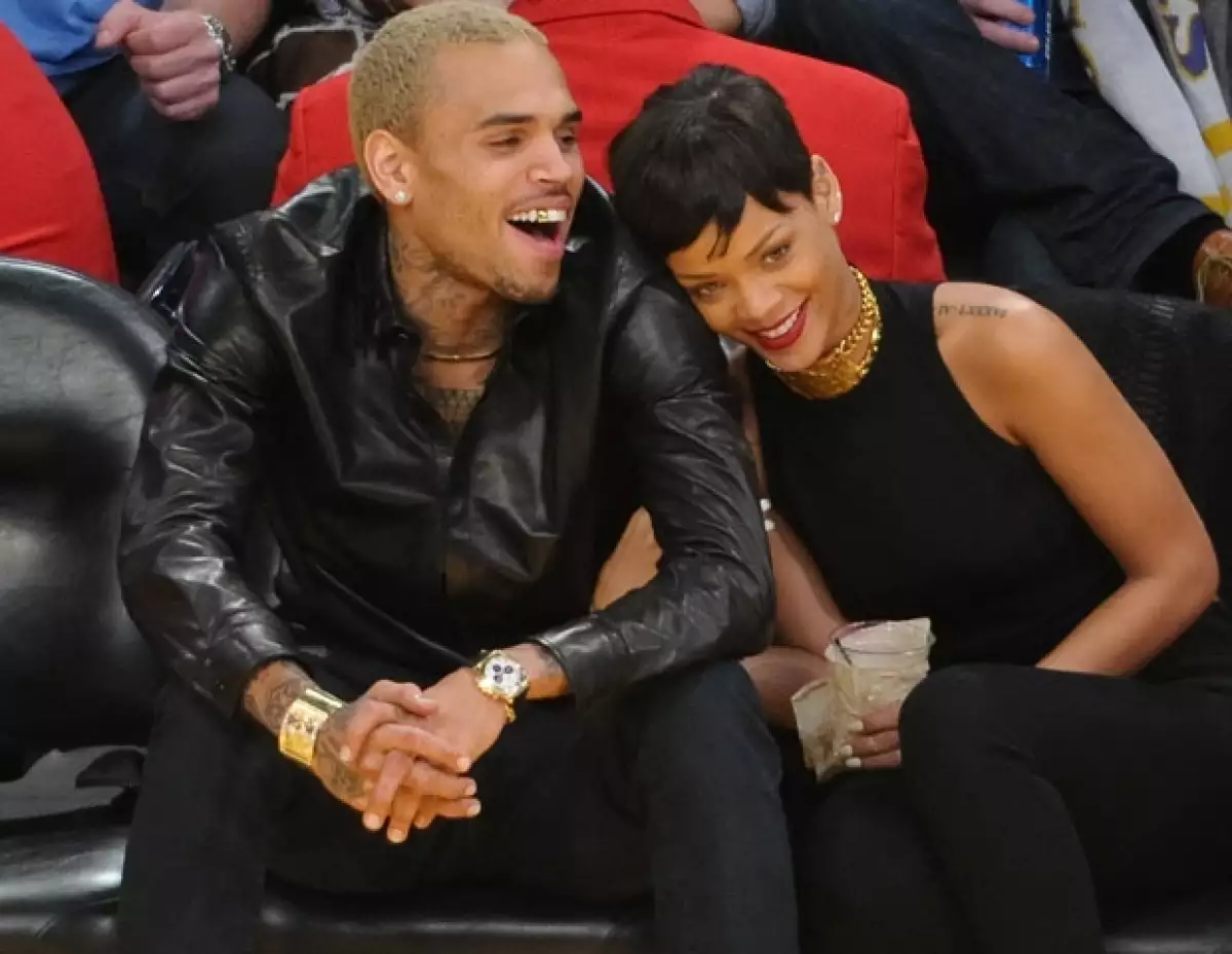 Aunque ha sido criticada por retomar su relación con el hombre que la golpeó hace cuatro años, la cantante declaró que esta dispuesta a sacar a la luz pública su noviazgo.