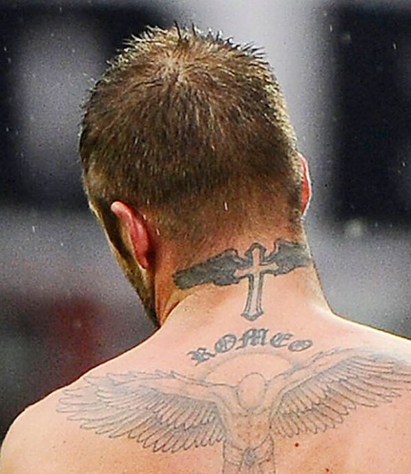 El nuevo tatuaje de Justin Bieber se parece un poco al tatuaje que tiene en el cuello de David Beckham.