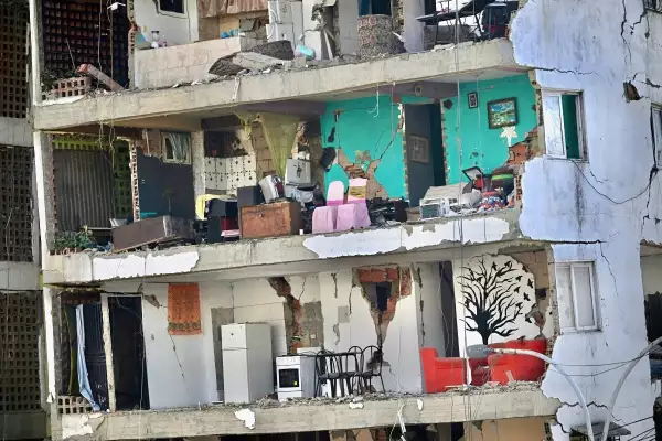 Una vista muestra el interior de un edificio de apartamentos muy dañado después de un terremoto en Catia La Mar, estado de La Guaira, a unos 30 km al noroeste de Caracas, el 25 de junio de 2026.