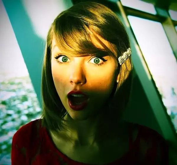 Taylor nunca sale de casa sin añadir un toque de color a sus labios, uno de sus favoritos es el rosado y el rojo intenso.