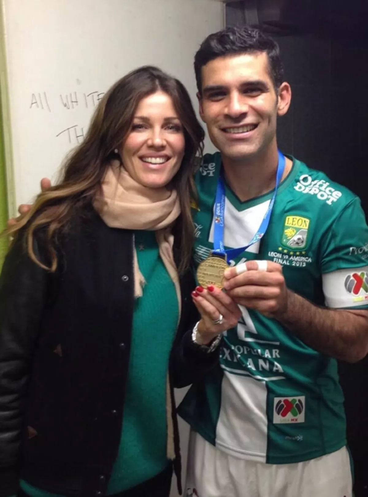 Esta foto con la medalla de campeón del torneo Apertura 2013 la compartió Jaydy en Twitter y luego Rafa la usó en su Instagram para celebrar su triunfo.