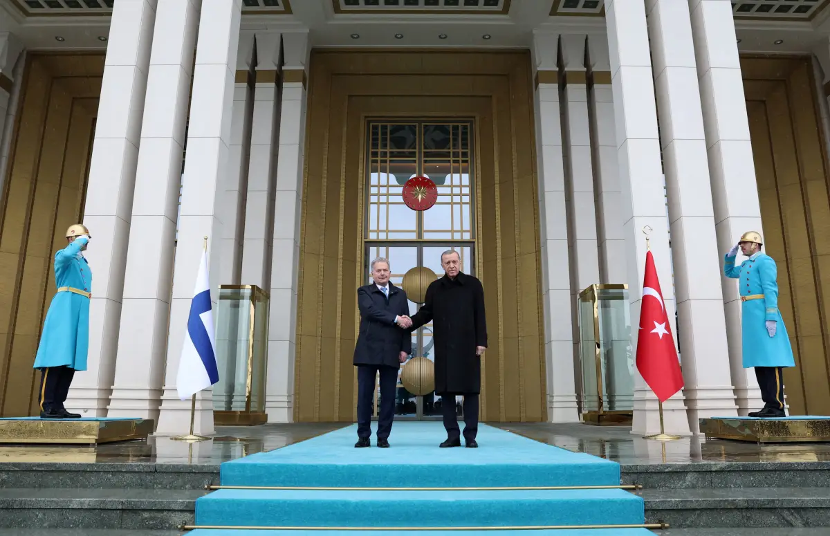 El presidente de Turquía, Tayyip Erdogan, y el presidente de Finlandia, Sauli Niinisto se dan la mano durante una ceremonia de bienvenida en Ankara, Turquía, el 17 de marzo de 2023.