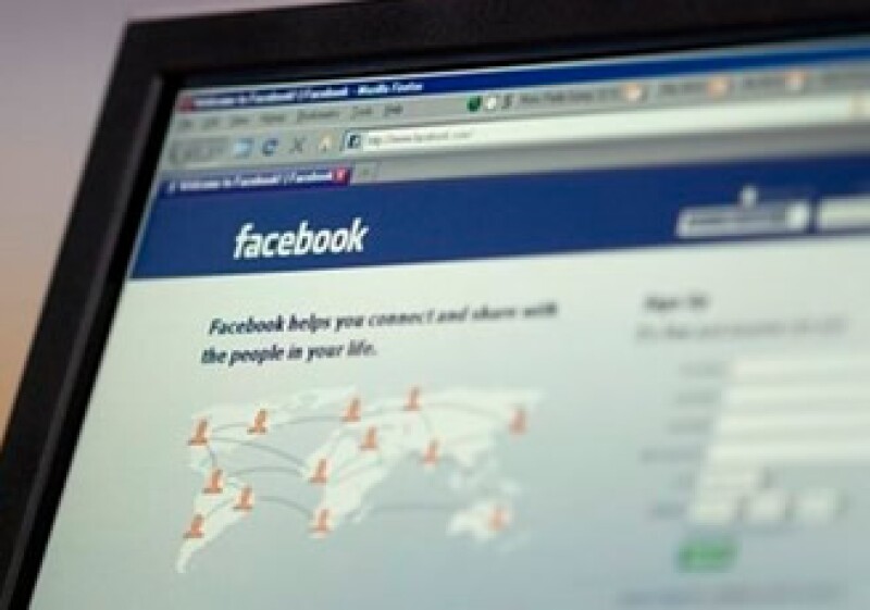 El 35% de los trabajadores mexicanos consulta sus perfiles en las redes sociales online al menos una vez al día. (AP)