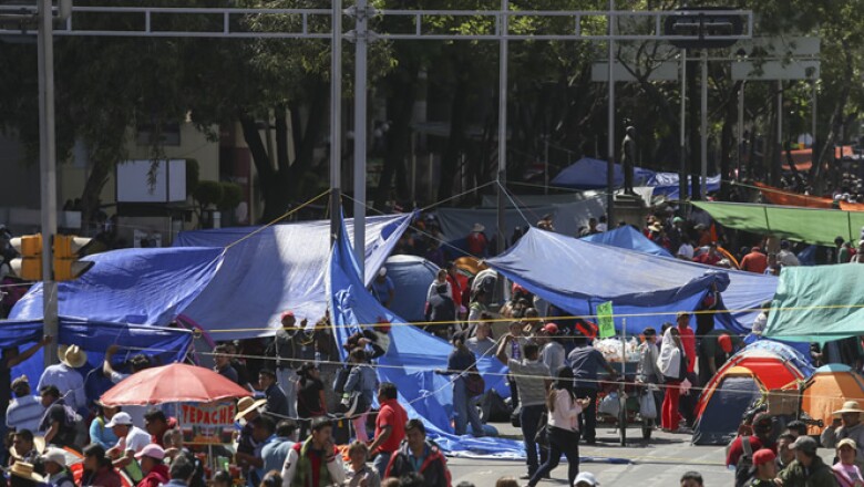 Los manifestantes presionan para que avance un diálogo entre dirigentes de la CNTE y autoridades de Gobernación.