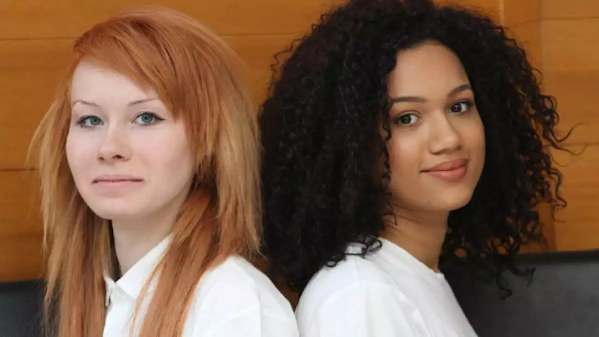 Estas hermanas originarias del Reino Unido han provocado polémica debido a que, a pesar de ser gemelas, no se parecen en absolutamente nada.