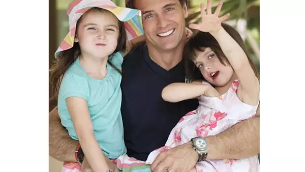 A él le molesta que ella se desespere con la computadora; ella odia que él bese a otra mujer en el set. Pero, a siete años de casados, sólo quieren estar juntos el resto de sus vidas.