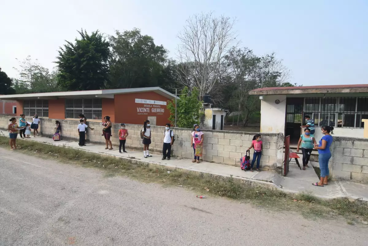 Alumnos de la Escuela Primaria Vicente Guerrero, en la comunidad de Cancabchen, Campeche. 